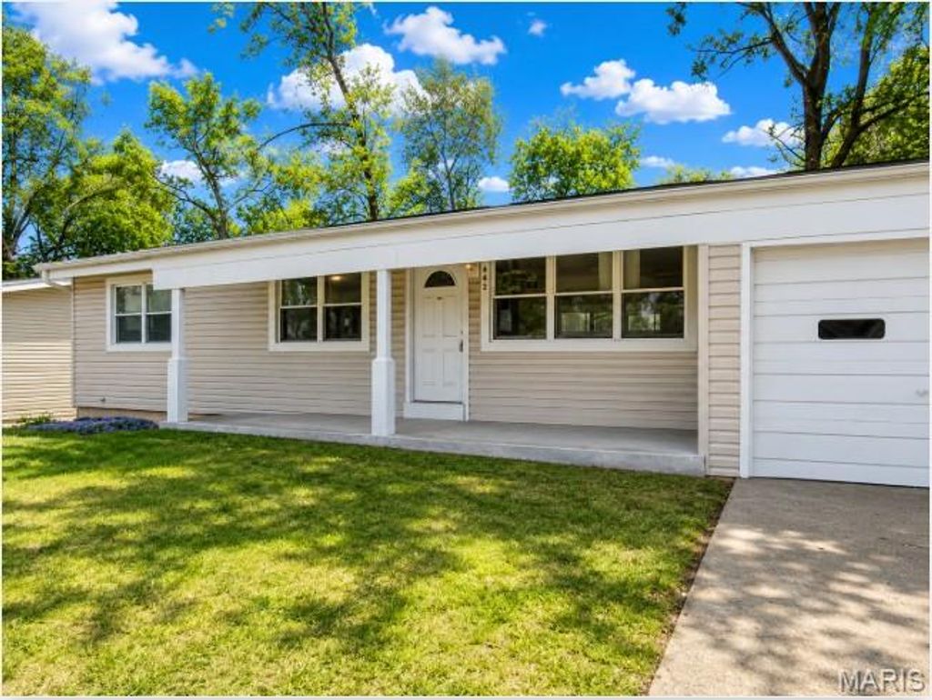 Photo of 842 Holiday Avenue, Hazelwood, MO 63042 (MLS # 26028730)