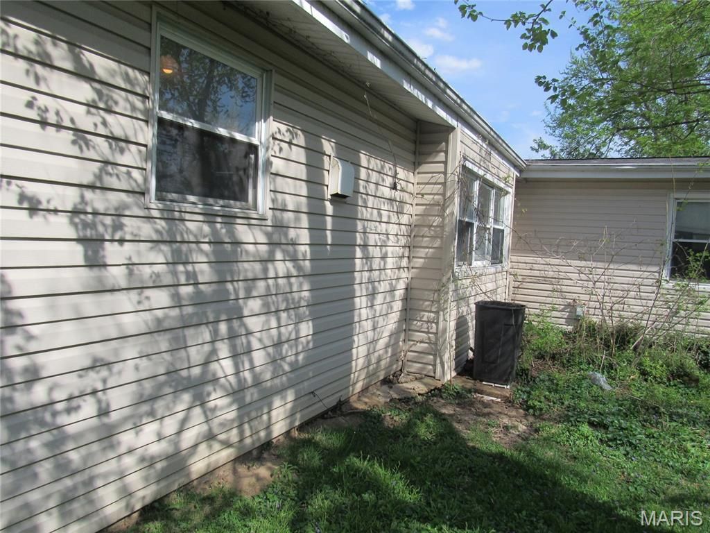 Photo of 842 Holiday Avenue, Hazelwood, MO 63042 (MLS # 26028730)