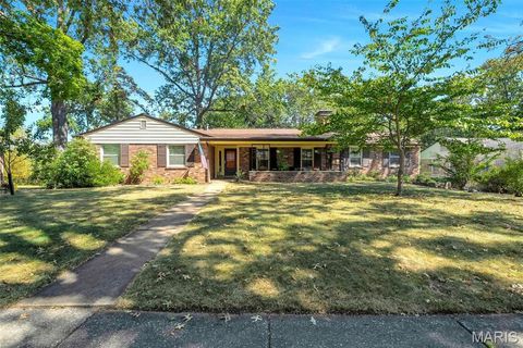 Photo of 429 Geyer Forest Drive, Kirkwood, MO 63122 (MLS # 25046060)