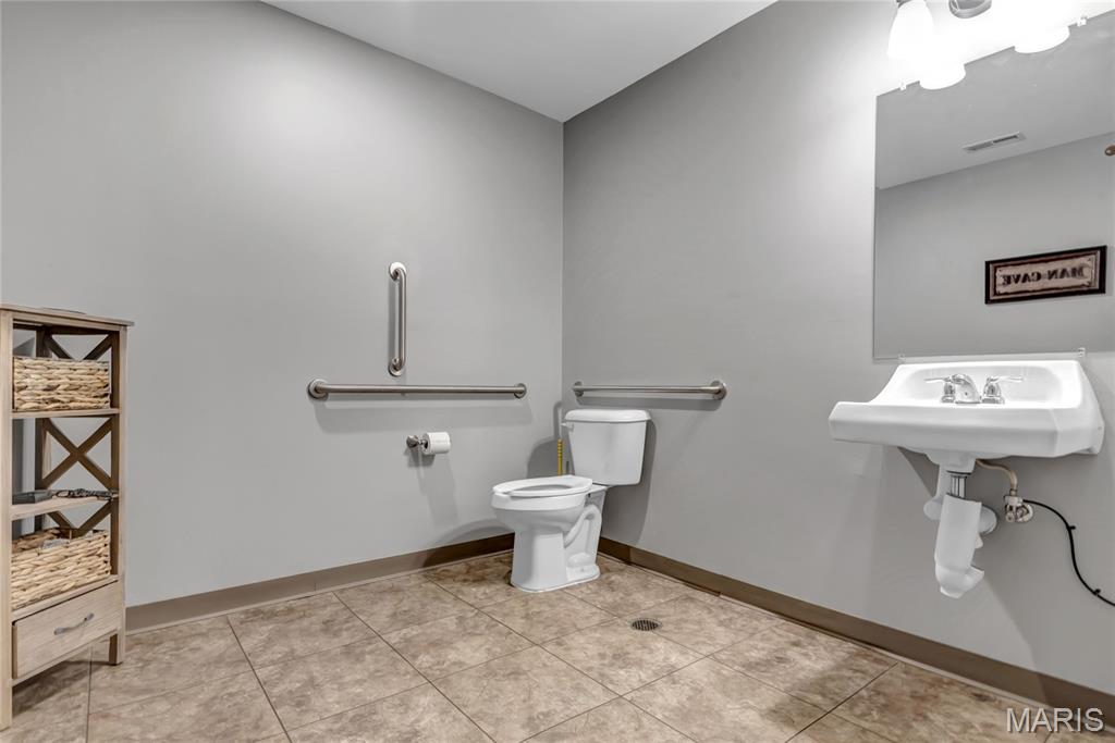 City/St Charles - Commercial Lease