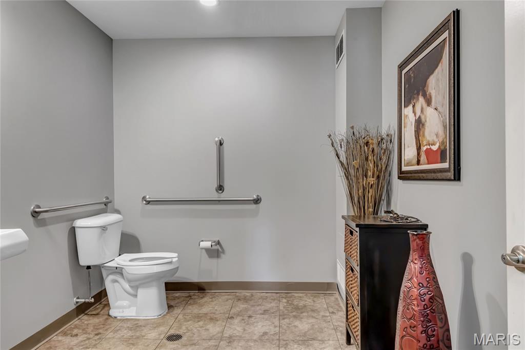 City/St Charles - Commercial Lease