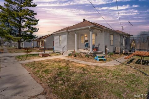 908 Locust Street Carrollton IL 62016