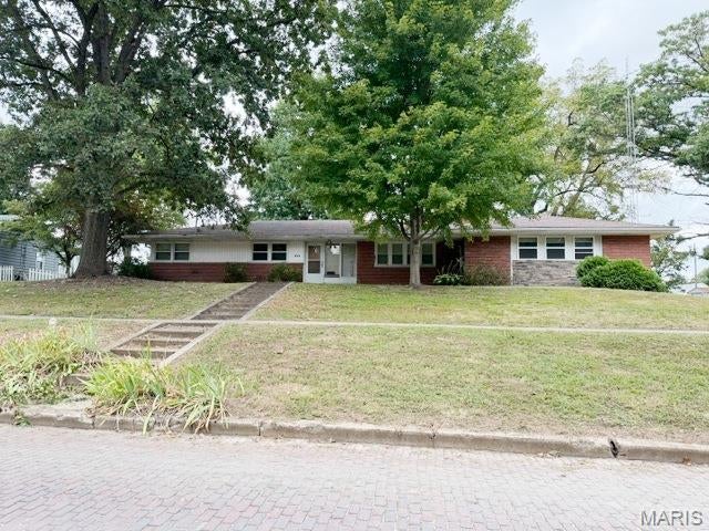 Photo 1 of 29 — 134 N Broad Street, Hillsboro, IL 62049