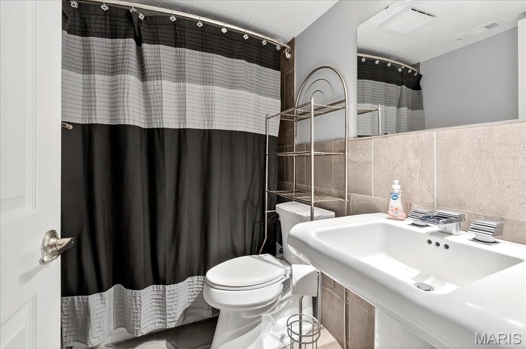 Maryland Heights, Missouri 63043, United States, 5 Bedrooms Bedrooms, ,3 BathroomsBathrooms,Residential,Active,227812