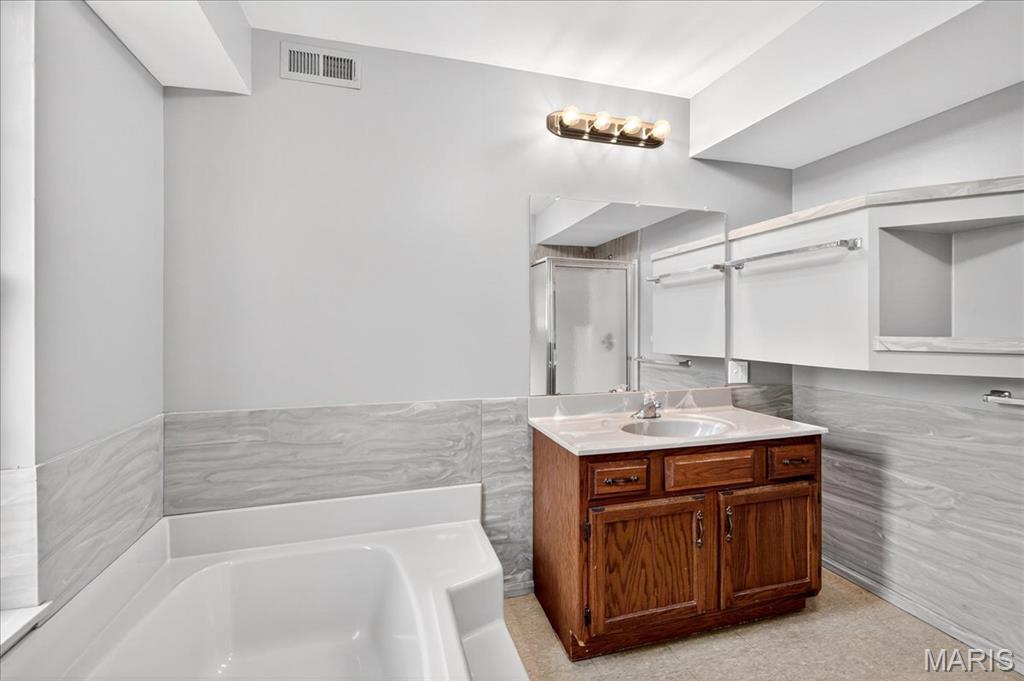 Maryland Heights, Missouri 63043, United States, 5 Bedrooms Bedrooms, ,3 BathroomsBathrooms,Residential,Active,227812