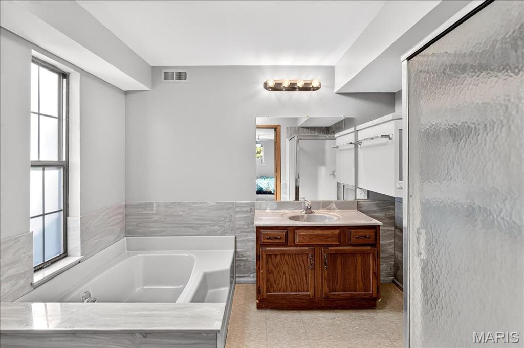 Maryland Heights, Missouri 63043, United States, 5 Bedrooms Bedrooms, ,3 BathroomsBathrooms,Residential,Active,227812