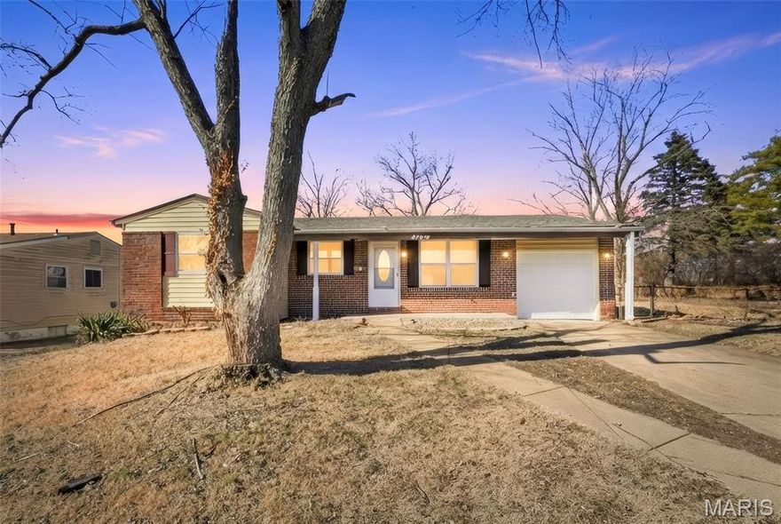 Welcome to 10557 Castle Dr, a charming home offering 3 bedrooms and 1.5 baths. This inviting residence features a functional layout with comfortable living spaces, perfect for both everyday living and entertaining. Enjoy the added convenience of being within walking distance to a neighborhood park, along with the extra privacy of being located at the end of the street. Don’t miss your chance to see this great opportunity—schedule your tour today!