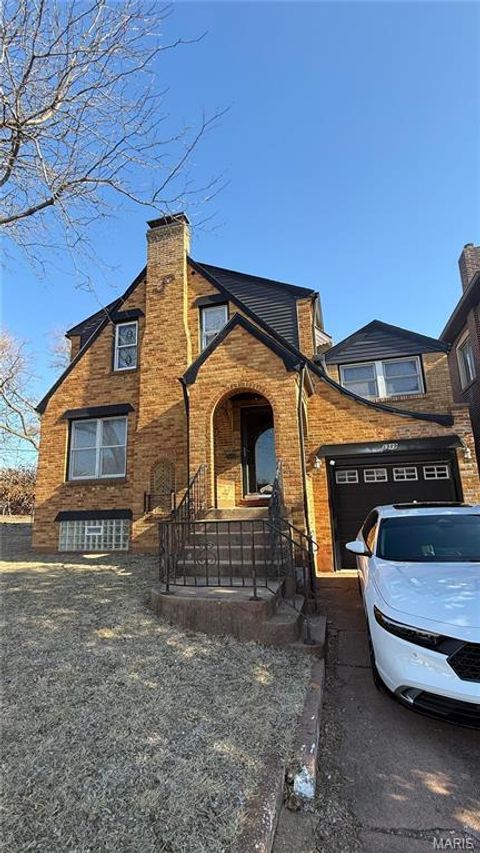 5989 N Cuba Court St Louis MO 63139