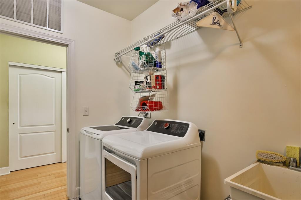 St Louis, Missouri 63104, United States, 2 Bedrooms Bedrooms, ,2 BathroomsBathrooms,Residential,Pending,138325