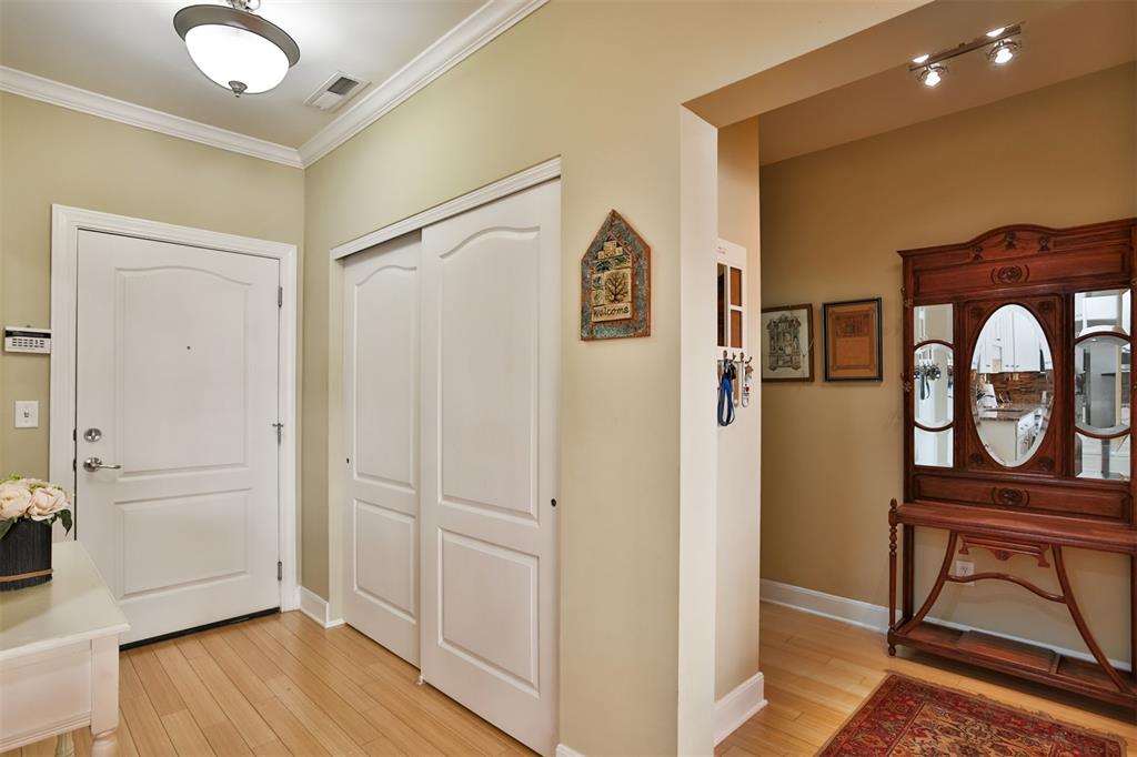 St Louis, Missouri 63104, United States, 2 Bedrooms Bedrooms, ,2 BathroomsBathrooms,Residential,Pending,138325