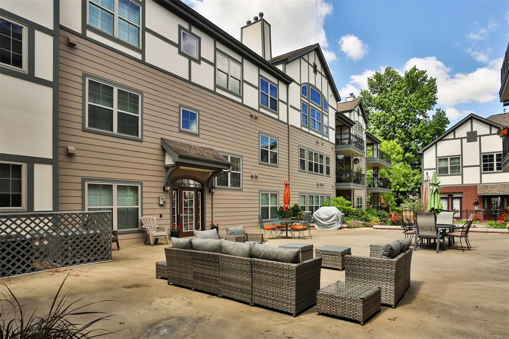 St Louis, Missouri 63104, United States, 2 Bedrooms Bedrooms, ,2 BathroomsBathrooms,Residential,Pending,138325