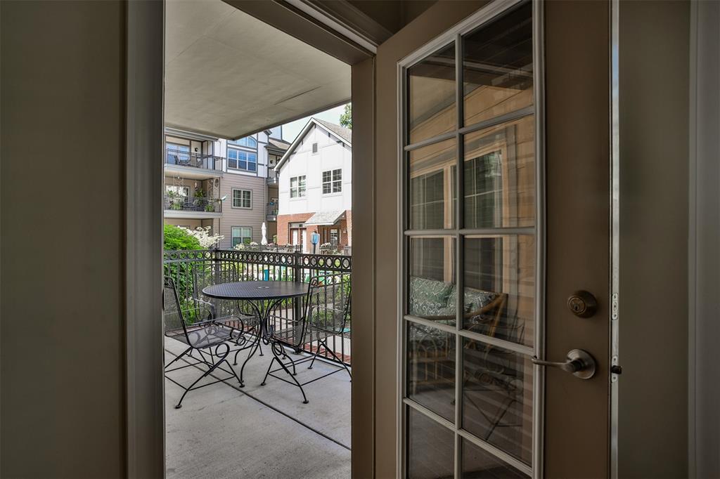 St Louis, Missouri 63104, United States, 2 Bedrooms Bedrooms, ,2 BathroomsBathrooms,Residential,Pending,138325