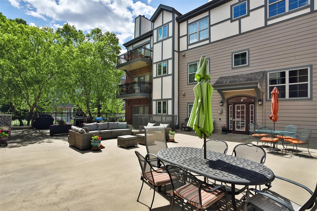 St Louis, Missouri 63104, United States, 2 Bedrooms Bedrooms, ,2 BathroomsBathrooms,Residential,Pending,138325