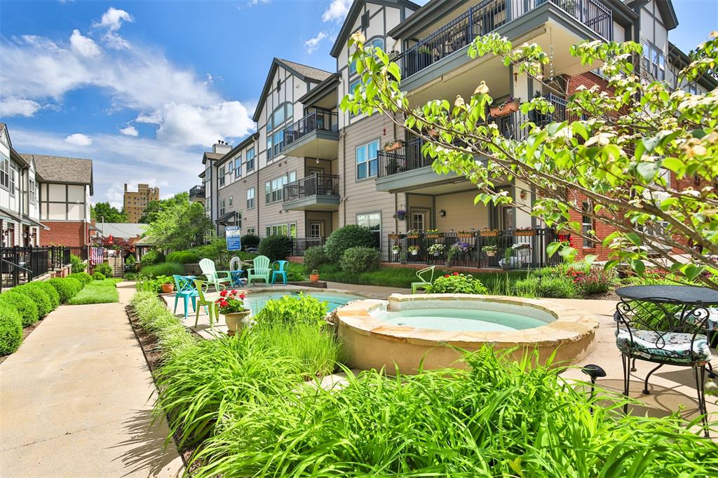 St Louis, Missouri 63104, United States, 2 Bedrooms Bedrooms, ,2 BathroomsBathrooms,Residential,Pending,138325