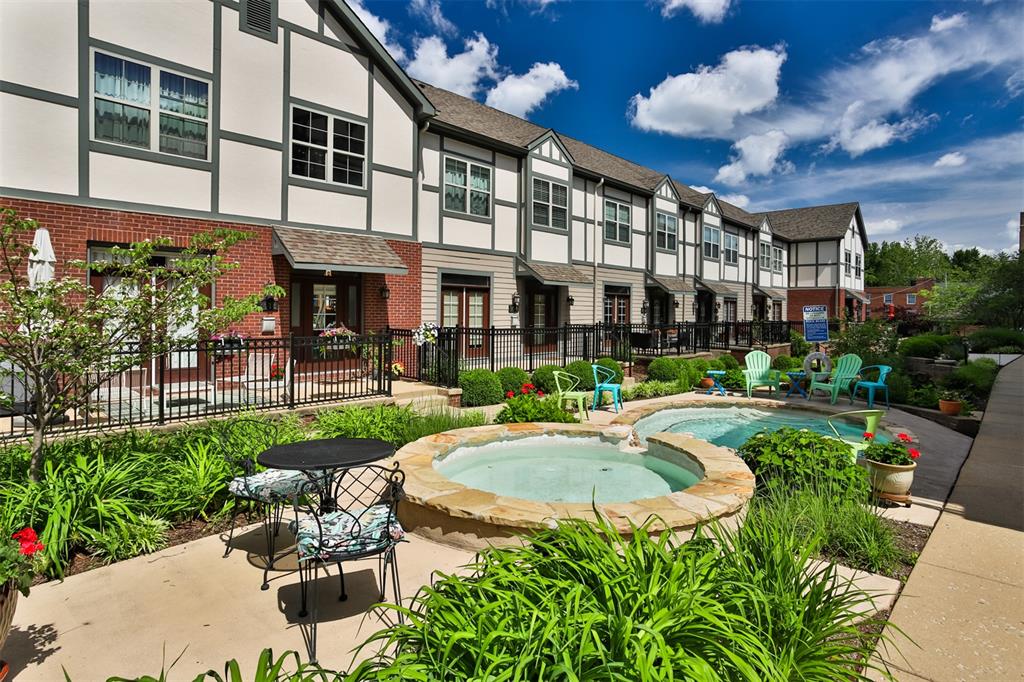 St Louis, Missouri 63104, United States, 2 Bedrooms Bedrooms, ,2 BathroomsBathrooms,Residential,Pending,138325