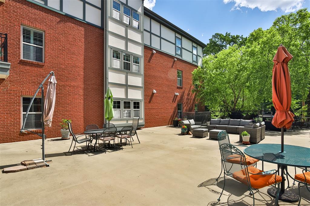 St Louis, Missouri 63104, United States, 2 Bedrooms Bedrooms, ,2 BathroomsBathrooms,Residential,Pending,138325