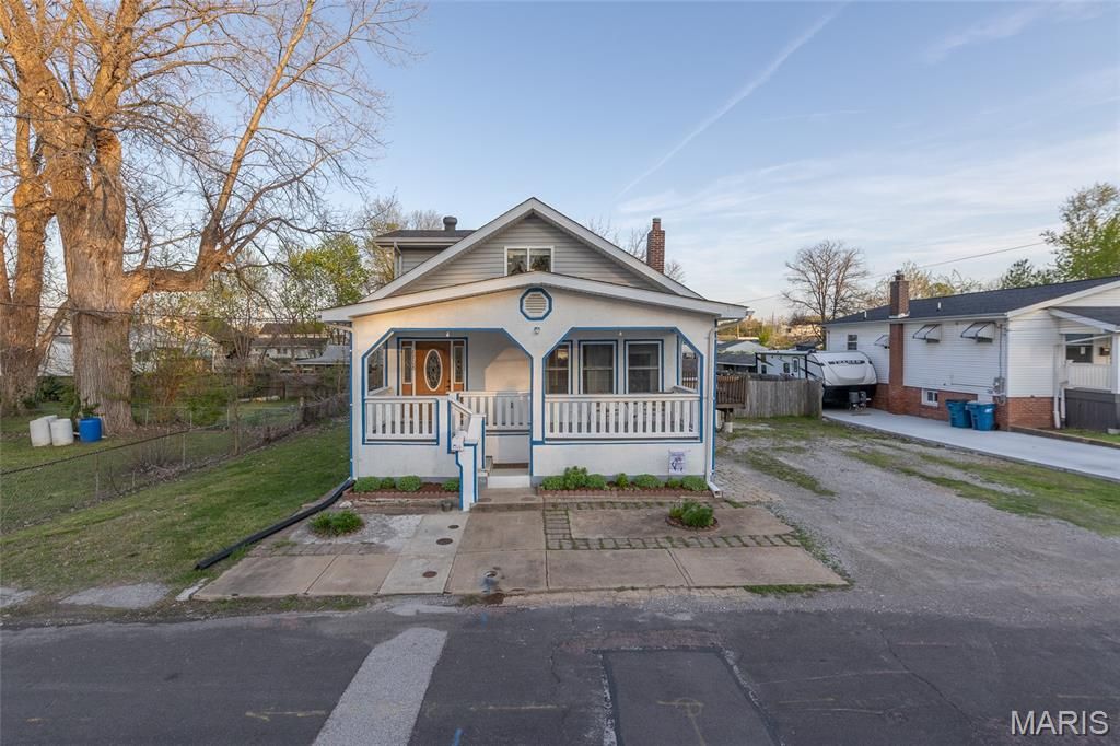 Photo of 8708 S Grand Avenue, St Louis, MO 63125 (MLS # 26020236)