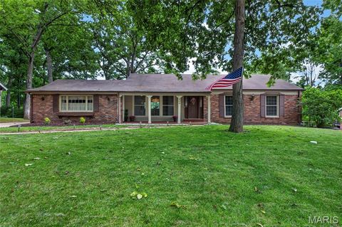 Photo of 404 Oakmont Circle, Ballwin, MO 63011 (MLS # 26030788)