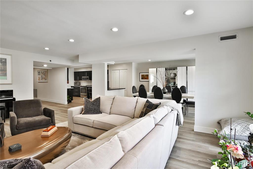 Creve Coeur, Missouri 63141, United States, 3 Bedrooms Bedrooms, ,2 BathroomsBathrooms,Residential,Active,181995