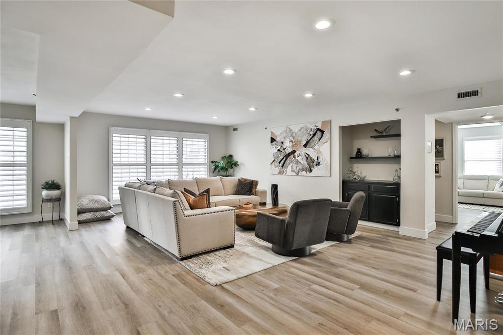 Creve Coeur, Missouri 63141, United States, 3 Bedrooms Bedrooms, ,2 BathroomsBathrooms,Residential,Active,181995