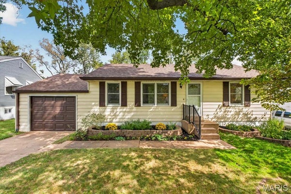 10819 LAWNBROOK DR, SAINT LOUIS, MO 63123 - Image 6e5d7f830d26eec0e1f55828efbb99d6/2047158157