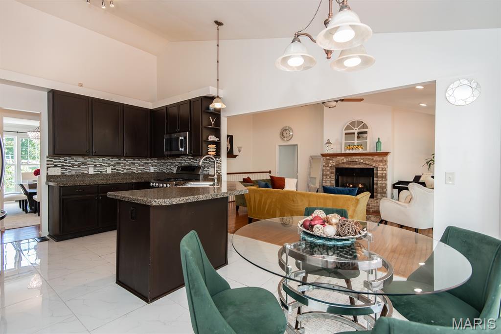 Ballwin, Missouri 63021, United States, 4 Bedrooms Bedrooms, ,3 BathroomsBathrooms,Residential,Pending,222787