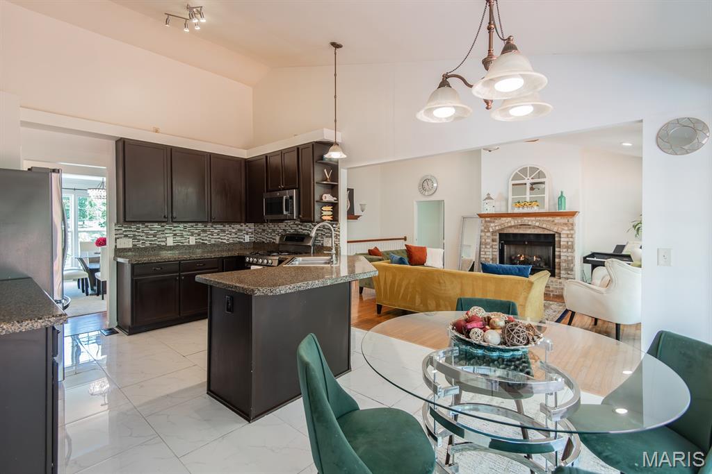 Ballwin, Missouri 63021, United States, 4 Bedrooms Bedrooms, ,3 BathroomsBathrooms,Residential,Pending,222787