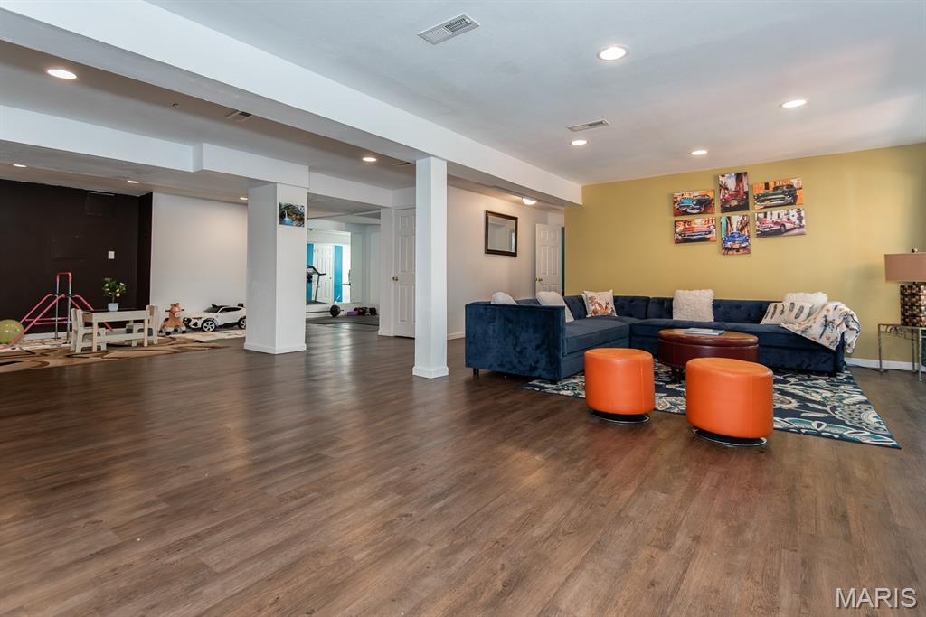 Ballwin, Missouri 63021, United States, 4 Bedrooms Bedrooms, ,3 BathroomsBathrooms,Residential,Pending,222787