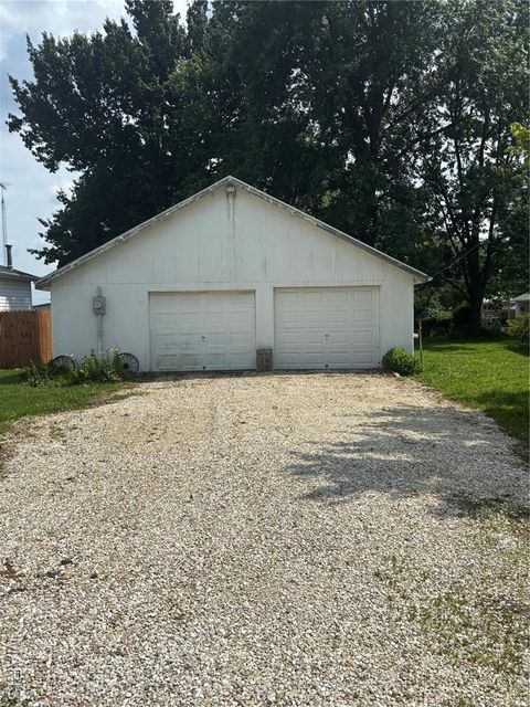 Photo of 1004 W Taylor Street, Bowling Green, MO 63334 (MLS # 25042043)
