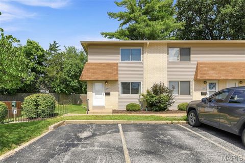 Photo of 879 Portsdown Road, Ballwin, MO 63011 (MLS # 26044058)