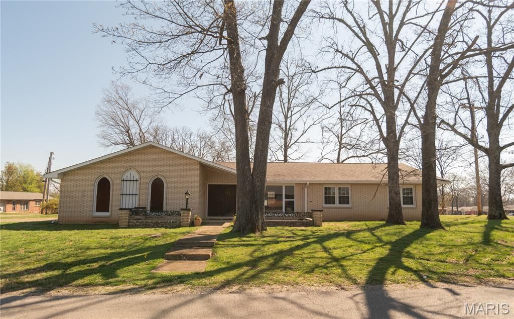 Photo of 1915 Old Orchard Road, Poplar Bluff, MO 63901 (MLS # 26018035)