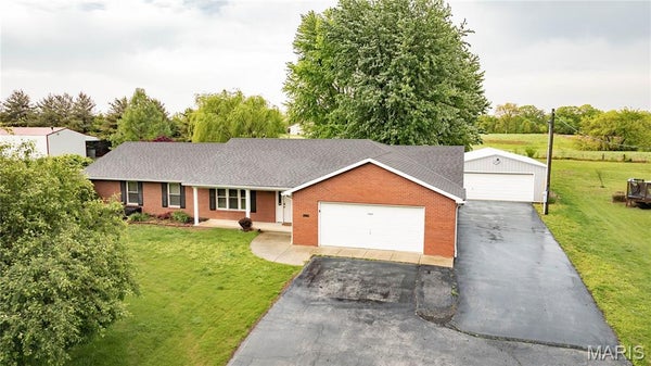 31822 IRISH LN, BRIGHTON, IL 62012 - Image 6f9f08de3629d54b6ad01c8e7bd8dc0e/1278155394