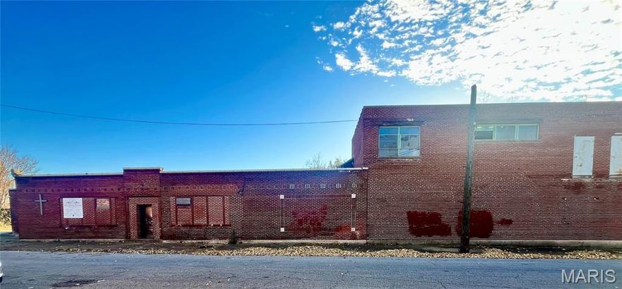 Prime opportunity in the heart of St. Louis City! This 9,000+ sq ft commercial building offers excellent visibility, flexible layout options, and endless potential for retail, office, mixed-use, or redevelopment. Located near major corridors and public transit, it’s ideal for businesses or investors seeking a high-traffic, centrally located property. A rare chance to secure a large, versatile space in one of the city’s most active areas.