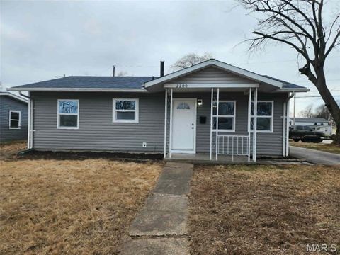 Photo of 2200 Glen Drive, Granite City, IL 62040 (MLS # 26031458)
