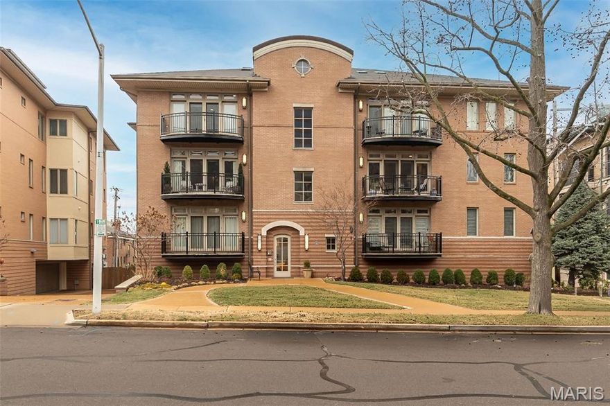 Located in the heart of Clayton, this 2300sq ft end unit condominium offers a spacious and bright layout with 3 bedrooms and 2.5 bathrooms. The interior features tall ceilings, wood floors, recessed lighting and lovely moldings. In the living room you will find custom built-in bookcases and a gas fireplace, with direct access to a private patio. A gracious formal dining room leads to the well-appointed kitchen with stainless appliances, solid surface countertops, wine bar and center island. The adjacent breakfast area provides plenty of space for casual dining and opens to a second patio.
The primary suite includes a large walk-in closet, en-suite bathroom with double vanity, soaking tub and separate shower. Two additional bedrooms and a second full bath offers flexibility for guests or a home office. Powder room and laundry room complete the home.
Other features include 2 assigned parking spaces, private storage locker, secured entry and  elevator building.
The location is unparalleled, offering a short walk to Shaw Park, top-tier dining, boutiques, grocery stores, and the Clayton business district.
