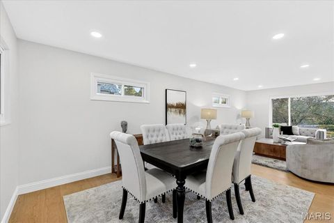 Tiny photo for 2 Thorncliff Ln, Kirkwood, MO 63122 (MLS # 25078167)