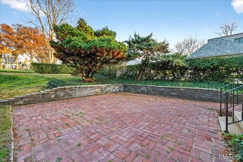 Tiny photo for 2 Thorncliff Ln, Kirkwood, MO 63122 (MLS # 25078167)