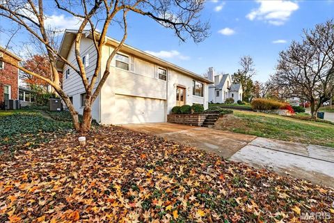 Tiny photo for 2 Thorncliff Ln, Kirkwood, MO 63122 (MLS # 25078167)