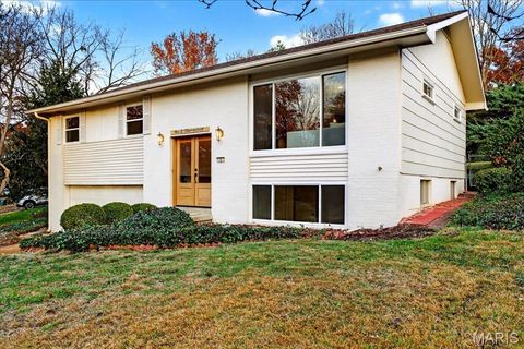 Tiny photo for 2 Thorncliff Ln, Kirkwood, MO 63122 (MLS # 25078167)