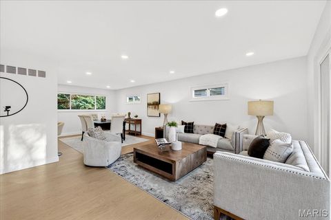 Tiny photo for 2 Thorncliff Ln, Kirkwood, MO 63122 (MLS # 25078167)