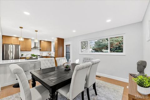 Tiny photo for 2 Thorncliff Ln, Kirkwood, MO 63122 (MLS # 25078167)