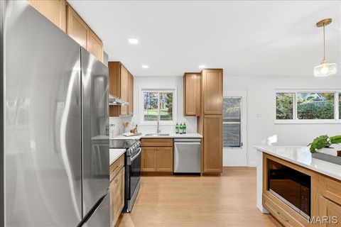 Tiny photo for 2 Thorncliff Ln, Kirkwood, MO 63122 (MLS # 25078167)