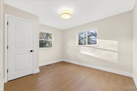 Tiny photo for 2 Thorncliff Ln, Kirkwood, MO 63122 (MLS # 25078167)