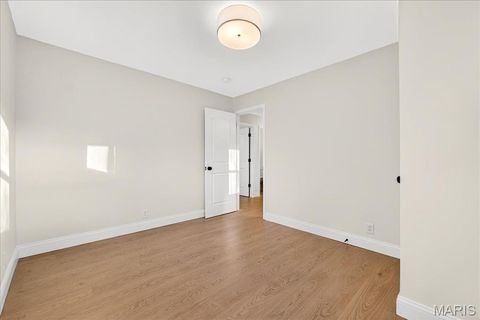 Tiny photo for 2 Thorncliff Ln, Kirkwood, MO 63122 (MLS # 25078167)