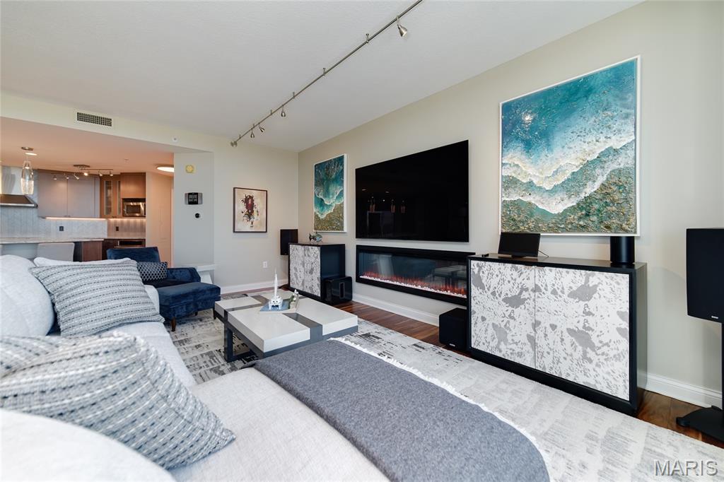 4909 Laclede Avenue 1706