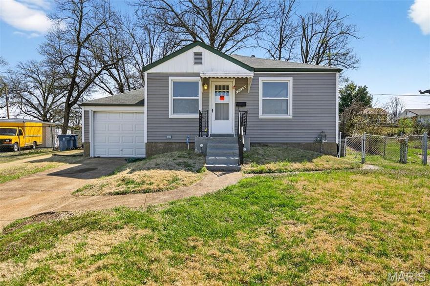 Freshly painted * Hardwood floors * Vinyl siding * full unfinished basement * Cul de sac * Ask listing agent about a lender that has up to $7500 in  closing costs for a buyer ( owner occupant)