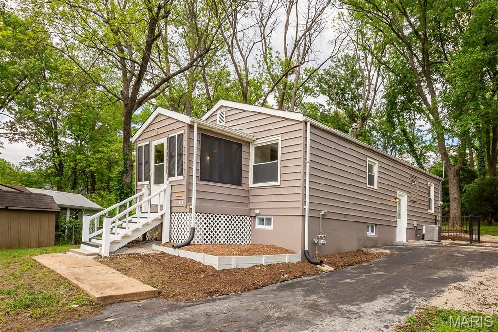 Photo of 2528 Creve Coeur Drive, Brentwood, MO 63144 (MLS # 26027051)