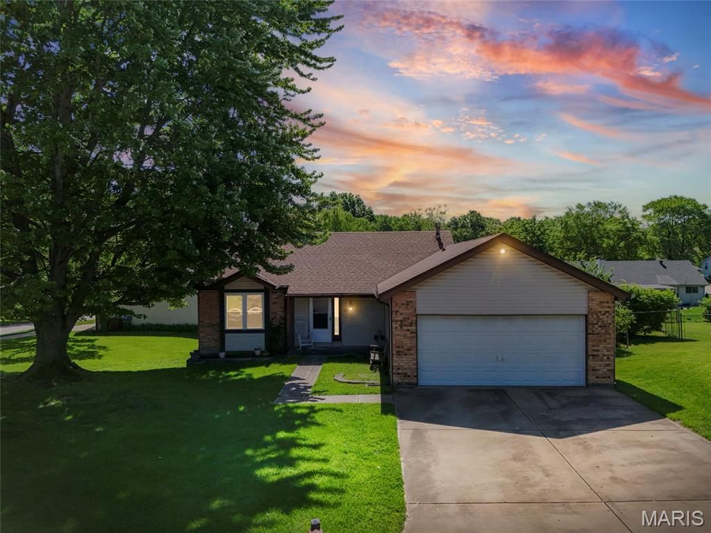 Photo of 10 Shadowridge Court, St Peters, MO 63376 (MLS # 26027033)