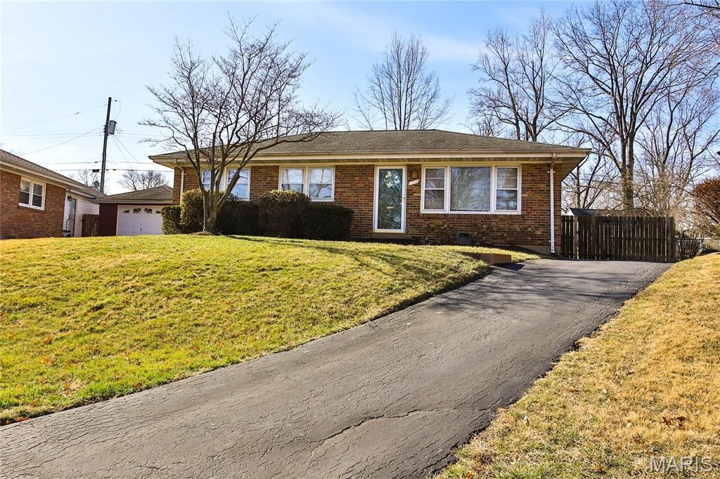 Photo of 9714 Willow Creek Lane, St Louis, MO 63119 (MLS # 26013376)