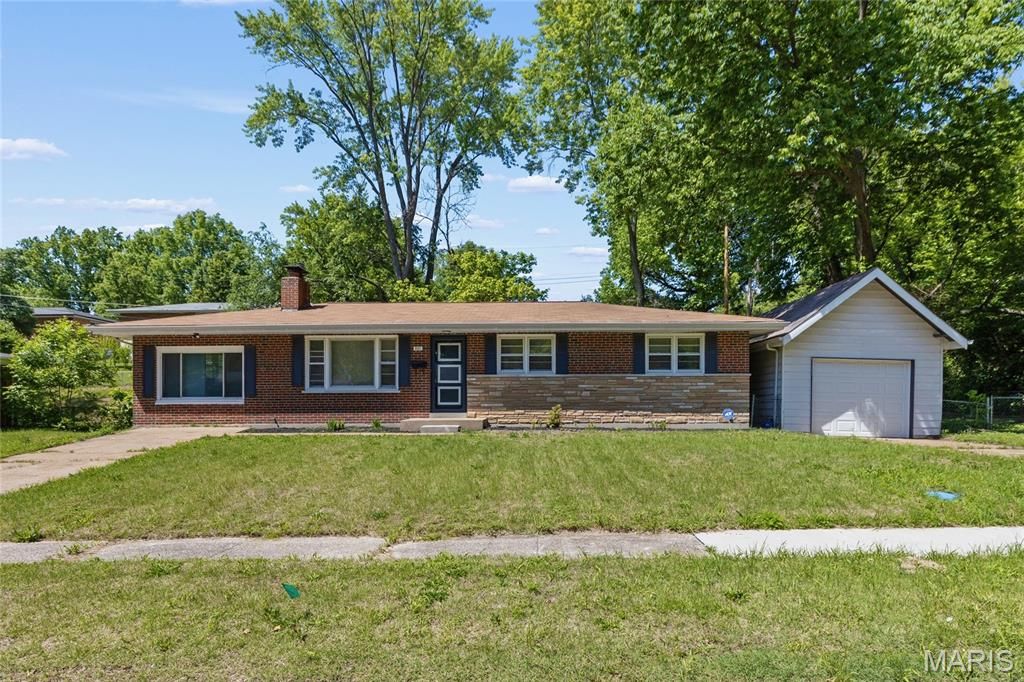 Photo of 931 Thatcher Avenue, Ferguson, MO 63135 (MLS # 26029450)